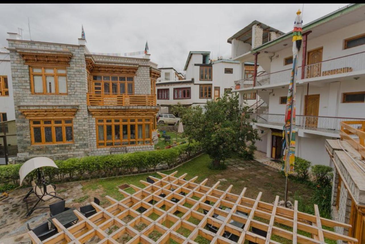 Hotel Lumbini Leh Esterno foto